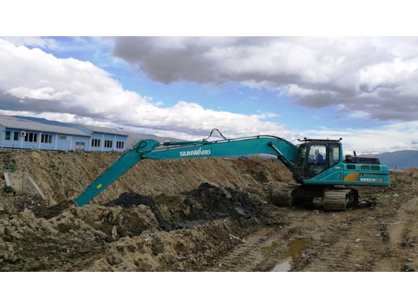Excavator senile SUNWARD SWE 215FLR - brat lung 14m taluzare si decolmatari de vanzare